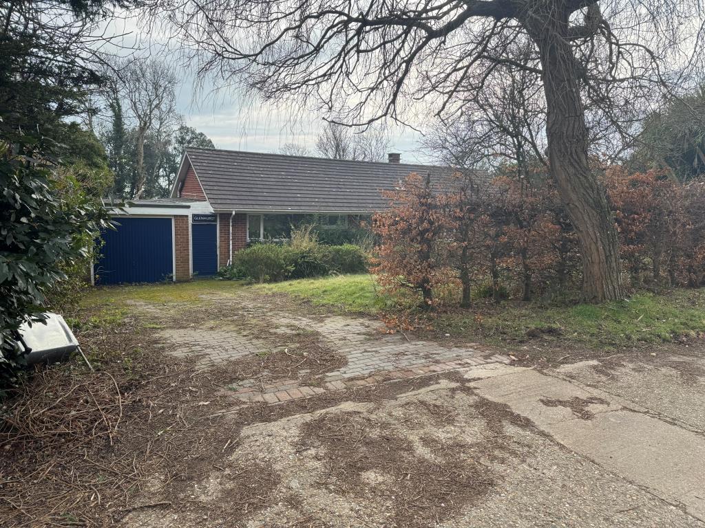 Lot: 142 - DETACHED BUNGALOW WITH STRUCTURAL MOVEMENT - Looking at the Front of the Building from Hunts Road